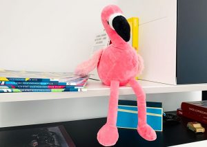 Flamingo im Regal